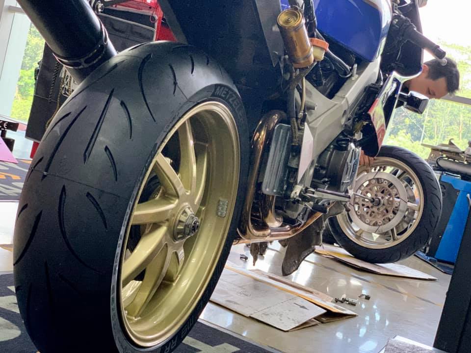 Nice Shoes For The Legend – TRAXX Motor