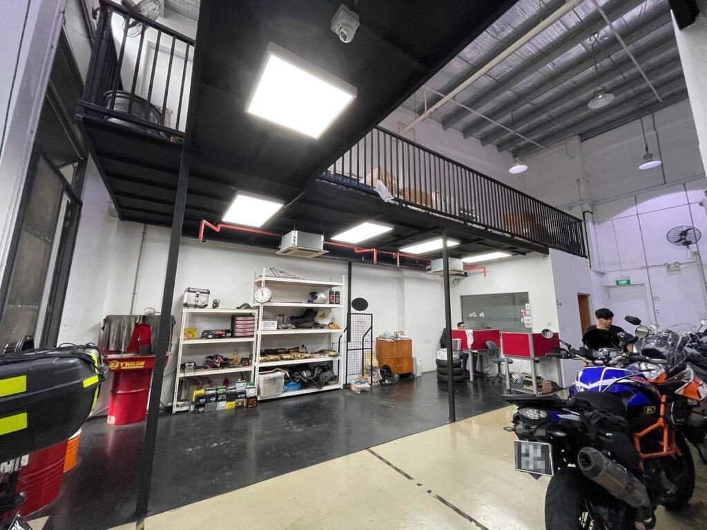 20230307 TRAXX - Bright Lights For Big Bikes - 01